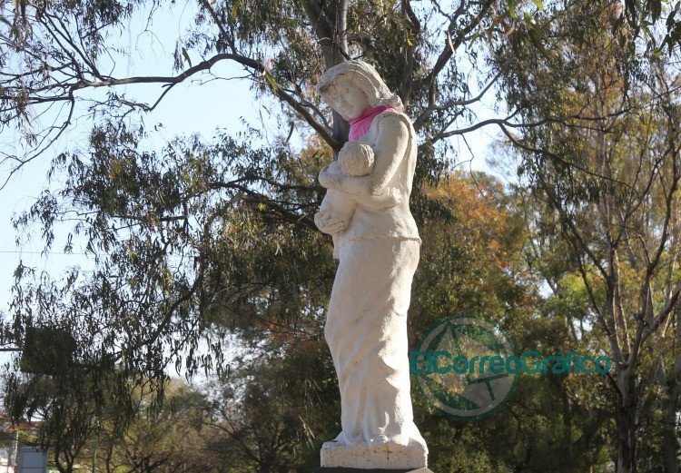 Por el mes del Cáncer de Mama, colocaron pañuelos color rosa a estatuas y monumentos Por el mes del Cáncer de Mama, colocaron pañuelos color rosa a estatuas y monumentos