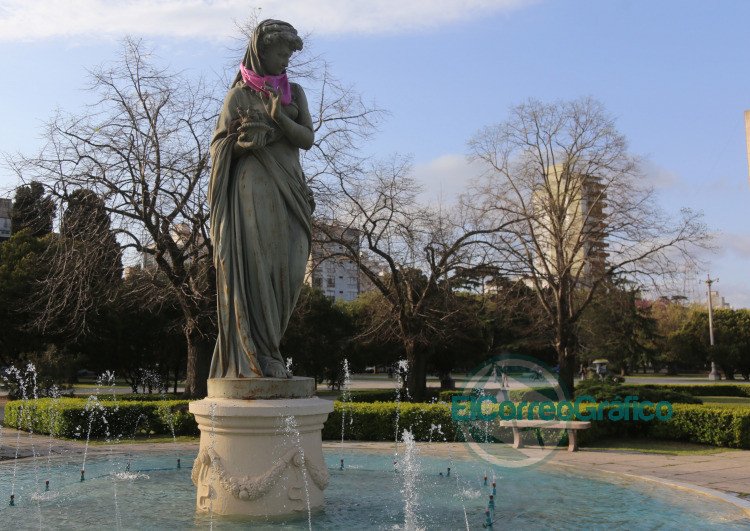 Por el mes del Cáncer de Mama, colocaron pañuelos color rosa a estatuas y monumentos Por el mes del Cáncer de Mama, colocaron pañuelos color rosa a estatuas y monumentos
