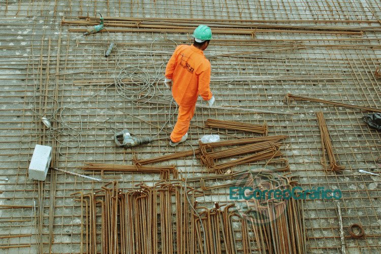 Capacitación virtual en oficios de la construcción man walking on construction site
