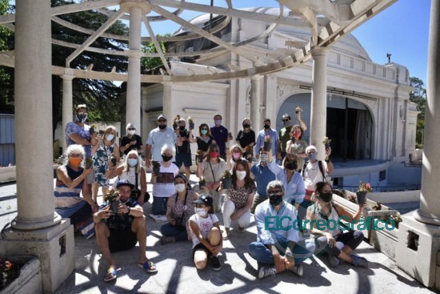 Con el avance de las obras y la solidaridad de los vecinos, el Teatro del Lago vuelve a florecer