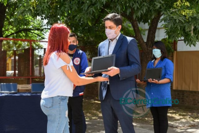 El ministro Trotta entregó de netbooks en Florencio Varela