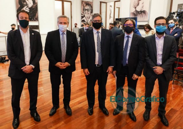 Fernández y Kicillof firmaron convenios con la CAF para financiar obras hídricas y de transporte eléctrico en la Provincia