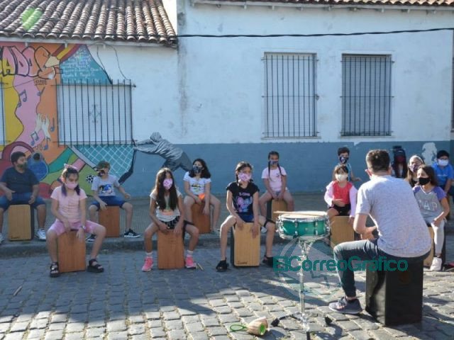 La Orquesta Escuela realizó su primer ensayo con percusiones en la calle Nueva York