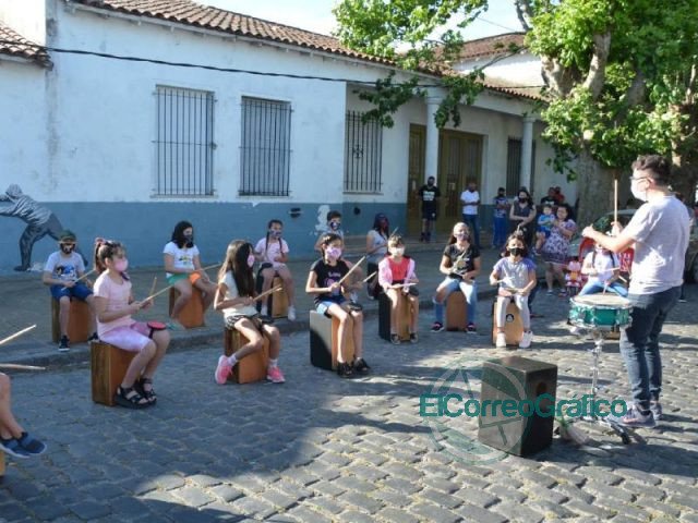 La Orquesta Escuela realizó su primer ensayo con percusiones en la calle Nueva York