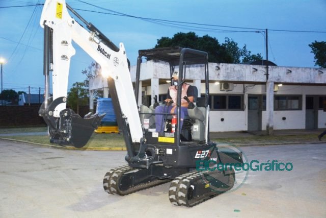 Máquina retroexcavadora topadora adquirida por el Municipio de Berisso