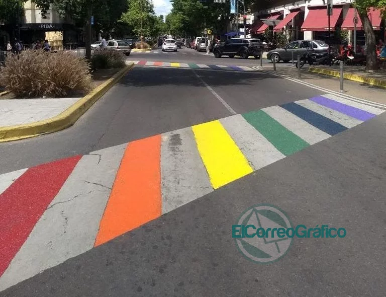 Ideología de género: Pintan sendas peatonales con los colores de la diversidad LGBT