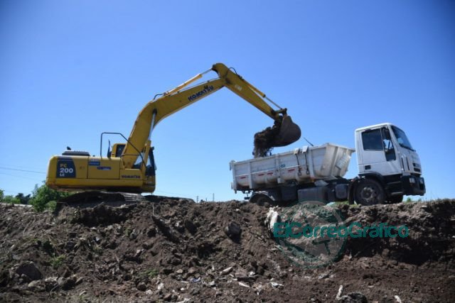 Tras el desalojo del predio, retoman la construcción del retén hídrico en Los Hornos Tras el desalojo del predio, retoman la construcción del retén hídrico en Los Hornos