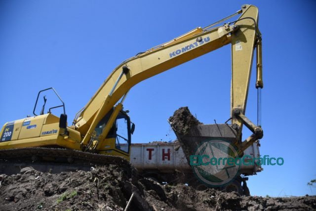 Tras el desalojo del predio, retoman la construcción del retén hídrico en Los Hornos Tras el desalojo del predio, retoman la construcción del retén hídrico en Los Hornos