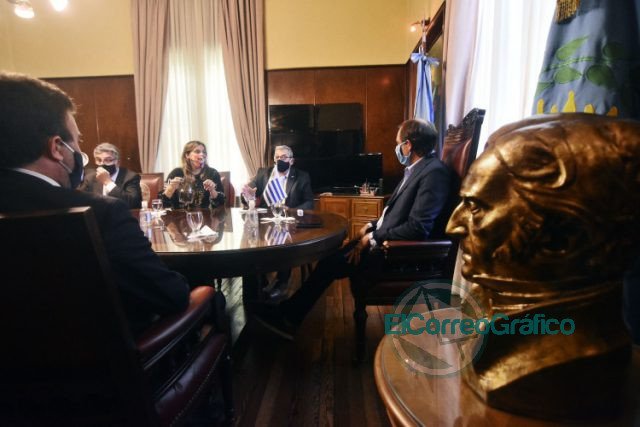 Tras un homenaje a Artigas, Garro recibió al Embajador de Uruguay
