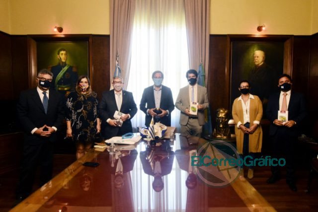 Tras un homenaje a Artigas, Garro recibió al Embajador de Uruguay