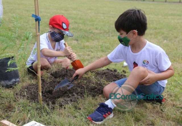 Alumnos de jardines platenses plantaron árboles nativos en el Parque Ecológico Alumnos de jardines platenses plantaron árboles nativos en el Parque Ecológico 2
