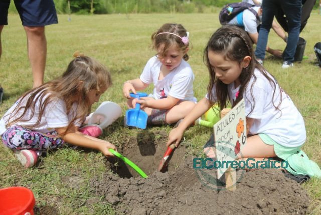 Alumnos de jardines platenses plantaron árboles nativos en el Parque Ecológico Alumnos de jardines platenses plantaron árboles nativos en el Parque Ecológico