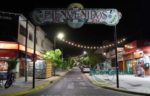 Árboles navideños, adornos y luces decorativas en la ciudad de La Plata