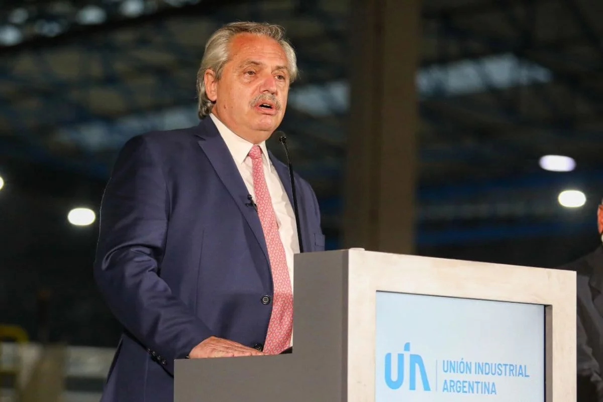 Fernández en Conferencia de la UIA augura que "Argentina empezó a moverse"