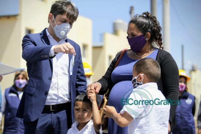 Kicillof , Mariel Fernández y Máximo Kirchner entregaron 364 viviendas en el barrio La Perla