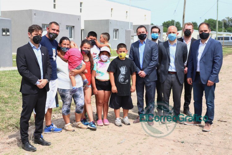 Kicillof participó de la entrega de 56 viviendas e inauguró un nuevo edificio para la Policía Científica Kicillof participó de la entrega de 56 viviendas e inauguró un nuevo edificio para la Policía Científica