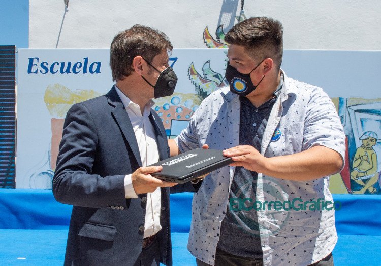 Kicillof y Vila entregaron netbooks para estudiantes de Rafael Castillo