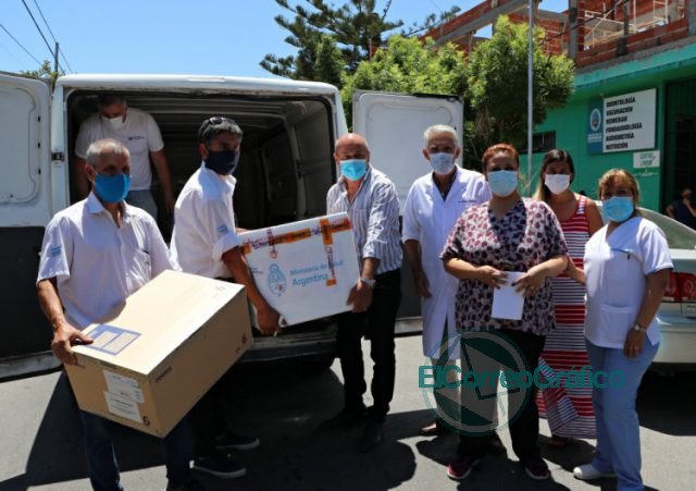 Llegarón las vacunas rusas a Ensenada y Secco posó para las fotos