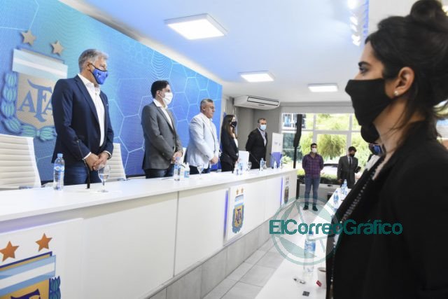 Para jugar en las inferiores de los clubes de fútbol, chicas y chicos deberán estar escolarizados