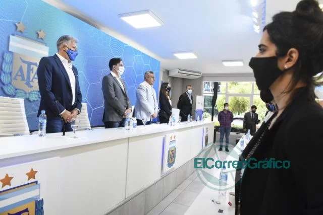Para jugar en las inferiores de los clubes de fútbol, chicas y chicos deberán estar escolarizados