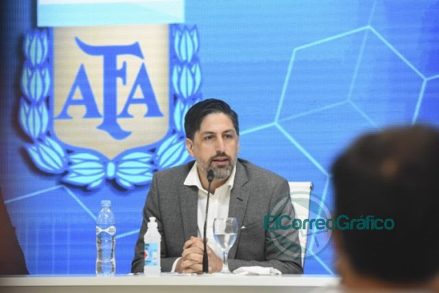 Para jugar en las inferiores de los clubes de fútbol, chicas y chicos deberán estar escolarizados