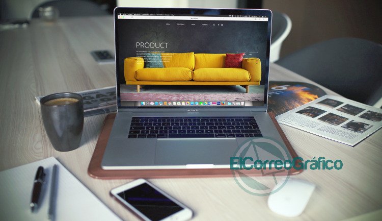 ¿Cómo mejorar el comercio electrónico de los comercios minoristas? turned on MacBook Pro beside gray mug