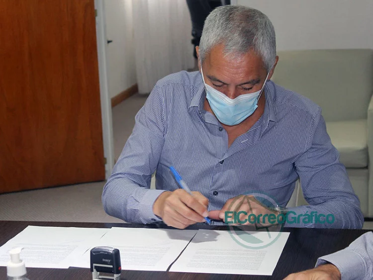 Cagliardi firmo convenio con ATSA La Plata 4
