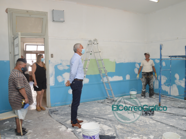 Cagliardi paseo por las escuelas en arregladas con el Fondo Educativo 3