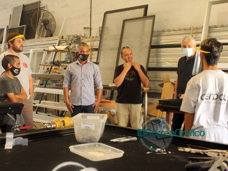 Carpinteria de aluminio incorporo a dos jovenes con discapaciad 1