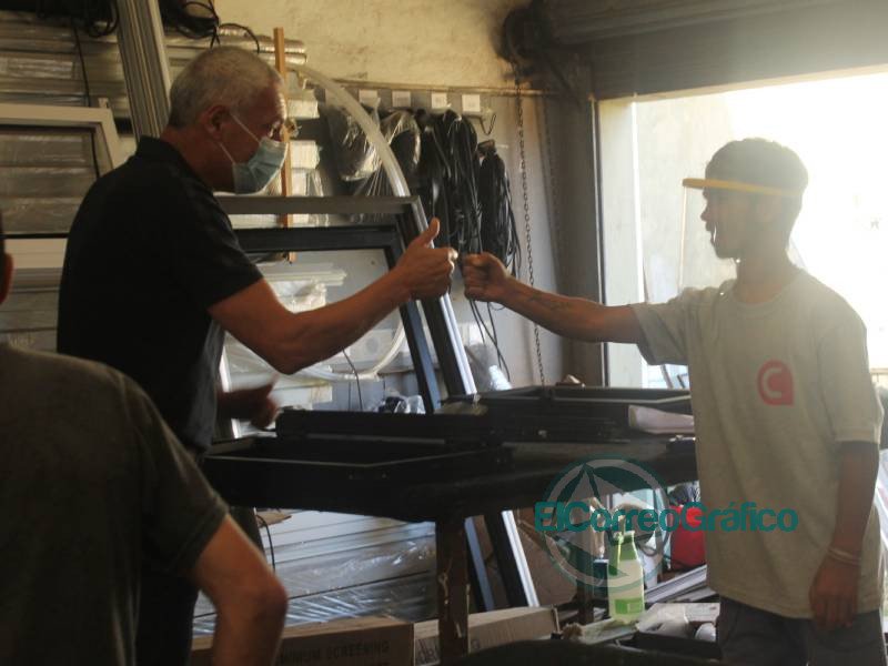 Carpinteria de aluminio incorporo a dos jovenes con discapaciad 3