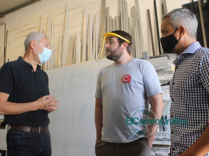 Carpinteria de aluminio incorporo a dos jovenes con discapaciad 4