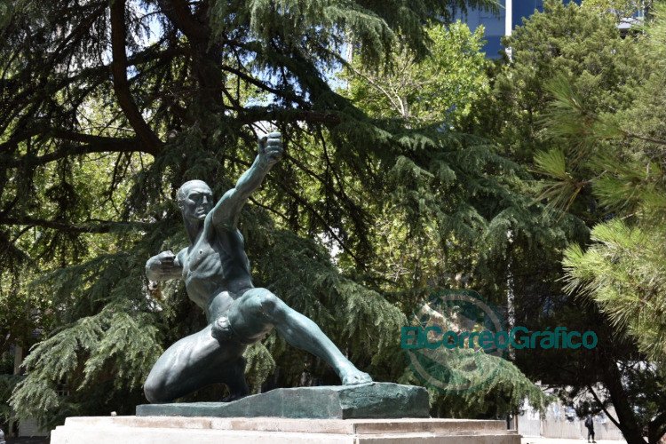 Colocarán el arco en la escultura de Hércules en Plaza Moreno Colocaran el arco en la escultura de Hercules en Plaza Moreno 2