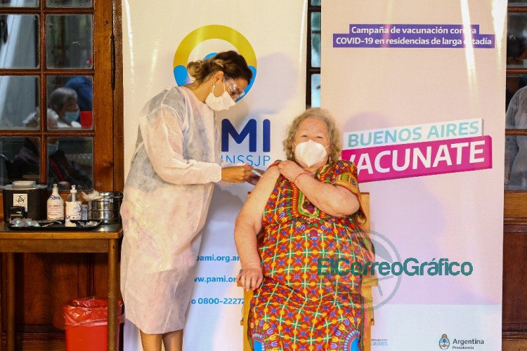 Comenzo la vacunacion de adultos mayores y docentes que integran grupos de riesgo 2