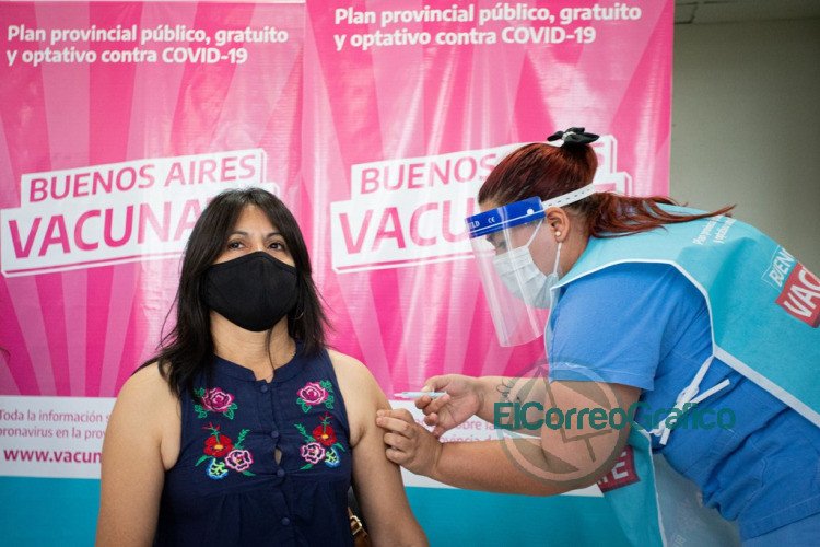 Comenzo la vacunacion de adultos mayores y docentes que integran grupos de riesgo 5