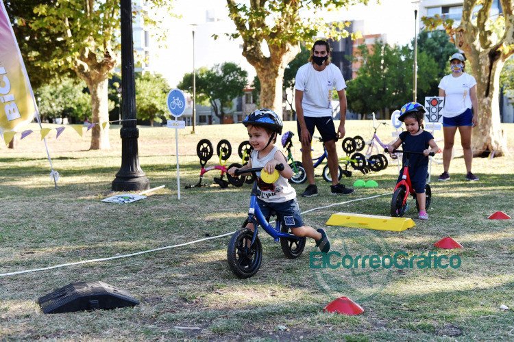 Con clases gratuitas en parques y plazas lanzan la Biciescuela municipal 1