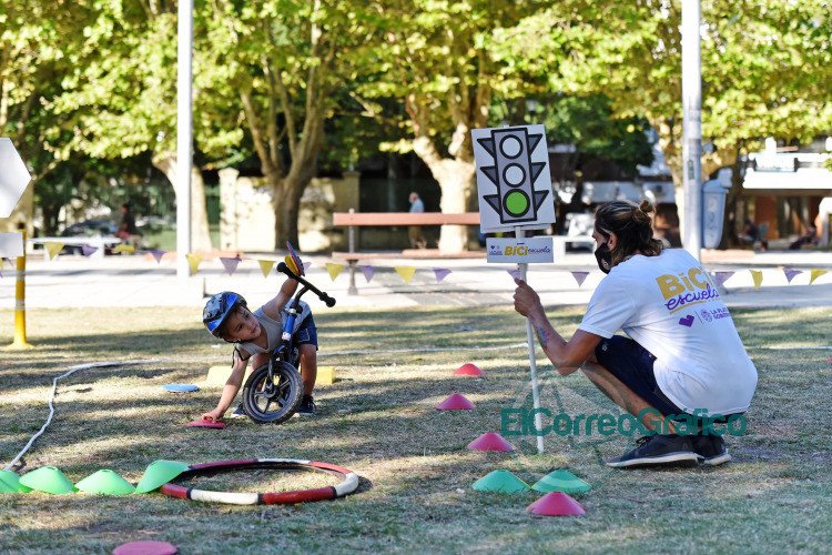 Con clases gratuitas en parques y plazas lanzan la Biciescuela municipal 3