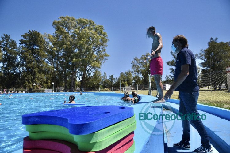 Garro presencio una clase de ‘Aprendiendo a nadar 5