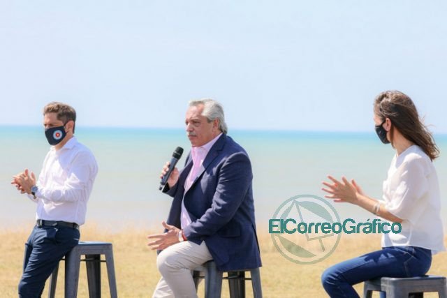 Kicillof con Fernandez y Raverta en la promulgacion la Movilidad Jubilatoria 05