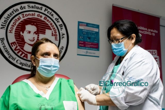 Kicillof visito el operativo de vacunacion en el Hospital Evita Pueblo en Berazategui 4