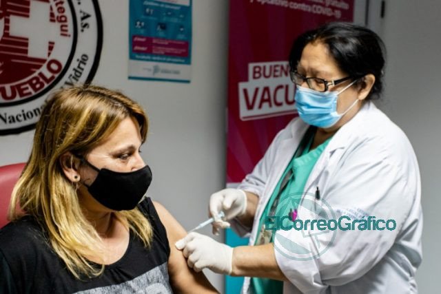 Kicillof visito el operativo de vacunacion en el Hospital Evita Pueblo en Berazategui 5