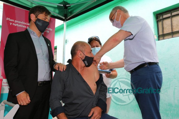 Kicillof y Secco visitaron el operativo de vacunacion en Ensenada 4