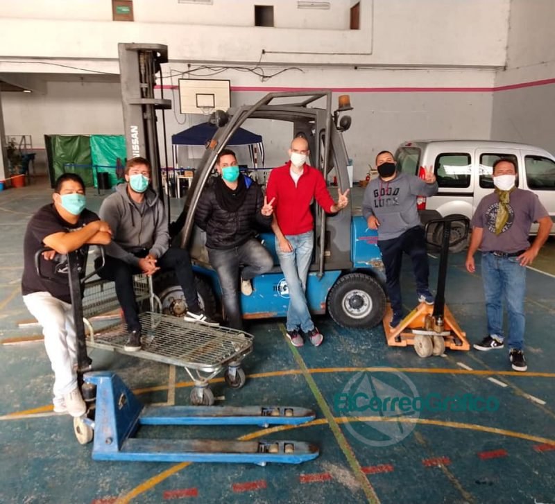 Brizzi en el Gimnasio Municipal posando con un autoelevador