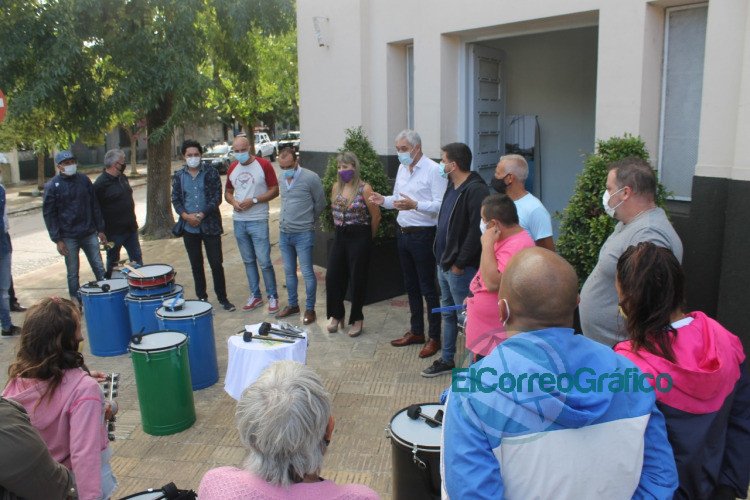 Cagliardi entrego instrumentos a la Comparsa Berissense 3