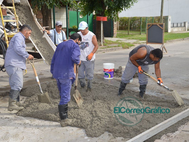 Cagliardi sigue tapando los baches de la calle 17 2