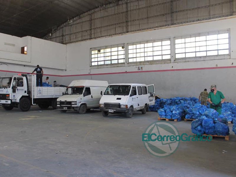 Con nueva coordinadora se entregó los bolsones azules del Servicio Alimentario Escolar Con nueva coordinadora se entrego las bolsas azules del Servicio Escolar Alimentario 1