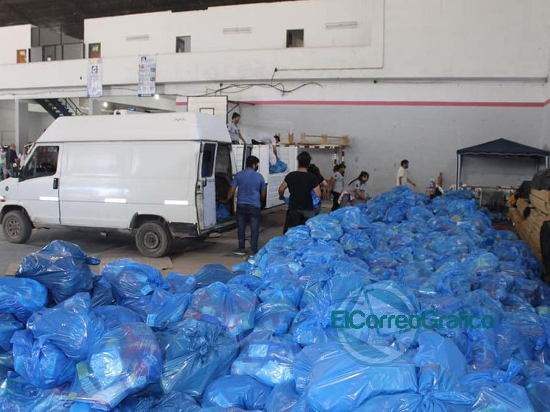 Con nueva coordinadora se entregó los bolsones azules del Servicio Alimentario Escolar Con nueva coordinadora se entrego las bolsas azules del Servicio Escolar Alimentario 2