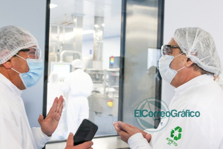 Fernandez visito el laboratorio mexicano donde producen la vacuna de Oxford AstraZeneca 2