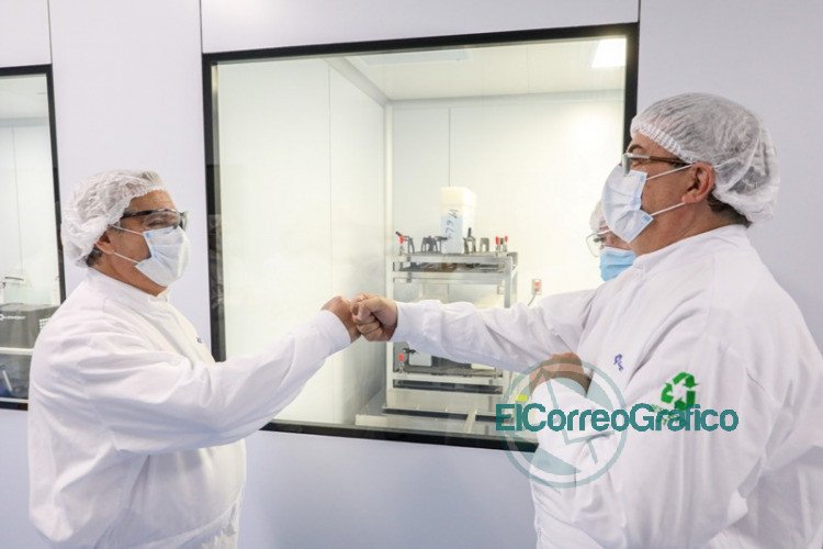 Fernandez visito el laboratorio mexicano donde producen la vacuna de Oxford AstraZeneca 3