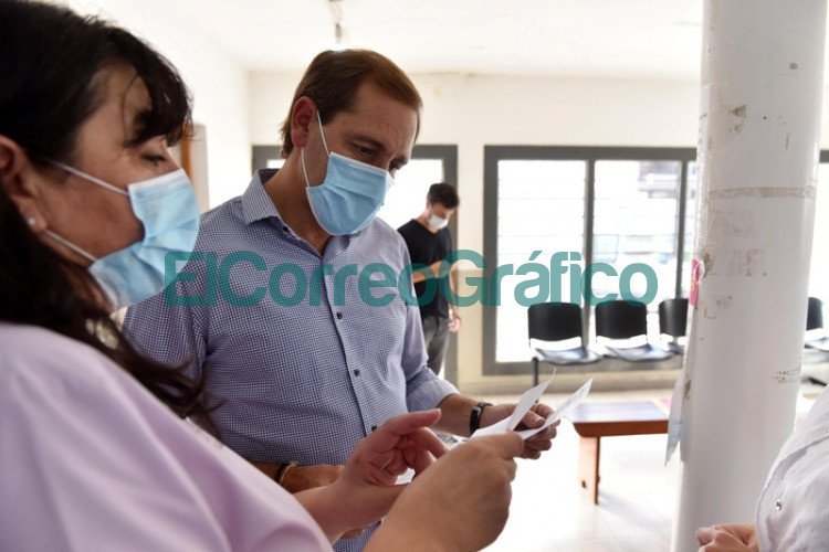 Garro visitó el CAPS 27 en Tolosa y llamó a inscribirse en uno de los 46 Centros de Atención Primaria Garro visito el CAPS en Tolosa y llamo a inscribirse en uno de los Centros de Atencion Primaria