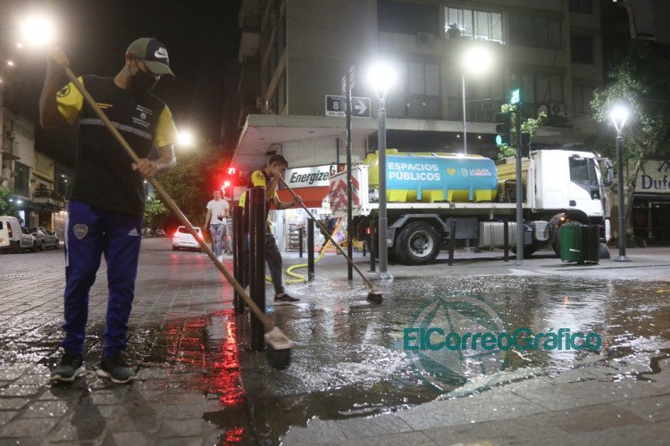 Hidrolavan las veredas de los centros comerciales en La Plata Hidrolavan las veredas de los centros comerciales en La Plata 2